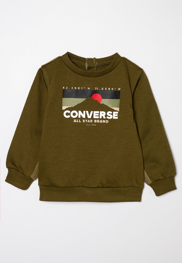 Sweatshirt vert olive avec des bords côtelés aux poignets et à l'ourlet. Doté d'un imprimé graphique avec des coordonnées et un soleil rouge. Fabriqué en tissu texturé.