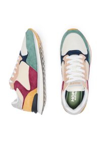 Baskets multicolores en daim et mesh. Comportent des panneaux verts, bleu marine, beige et rouges, des lacets blancs et une semelle extérieure texturée.