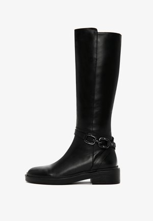 Bottes noires en cuir montantes jusqu'au genou avec une finition lisse, présentant une large sangle avec une boucle métallique en accent et un bout chunky.