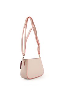 Beige syntetisk håndtaske med en buet form, orange detaljer, justerbare stropper og sølv hardware. Har en sidelomme til opbevaring.