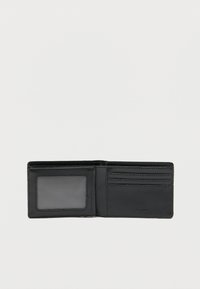 Μαύρο δερμάτινο πορτοφόλι με δίπλωμα, διαθέτει μία διαφανή θήκη για ταυτότητα και πολλαπλές θήκες για κάρτες στη δεξιά πλευρά. Ομαλή υφή.