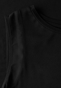 Svarta tygtoppar med en slät textur och kontrasterande paneler, med rundade halslinjer och ärmlös design.