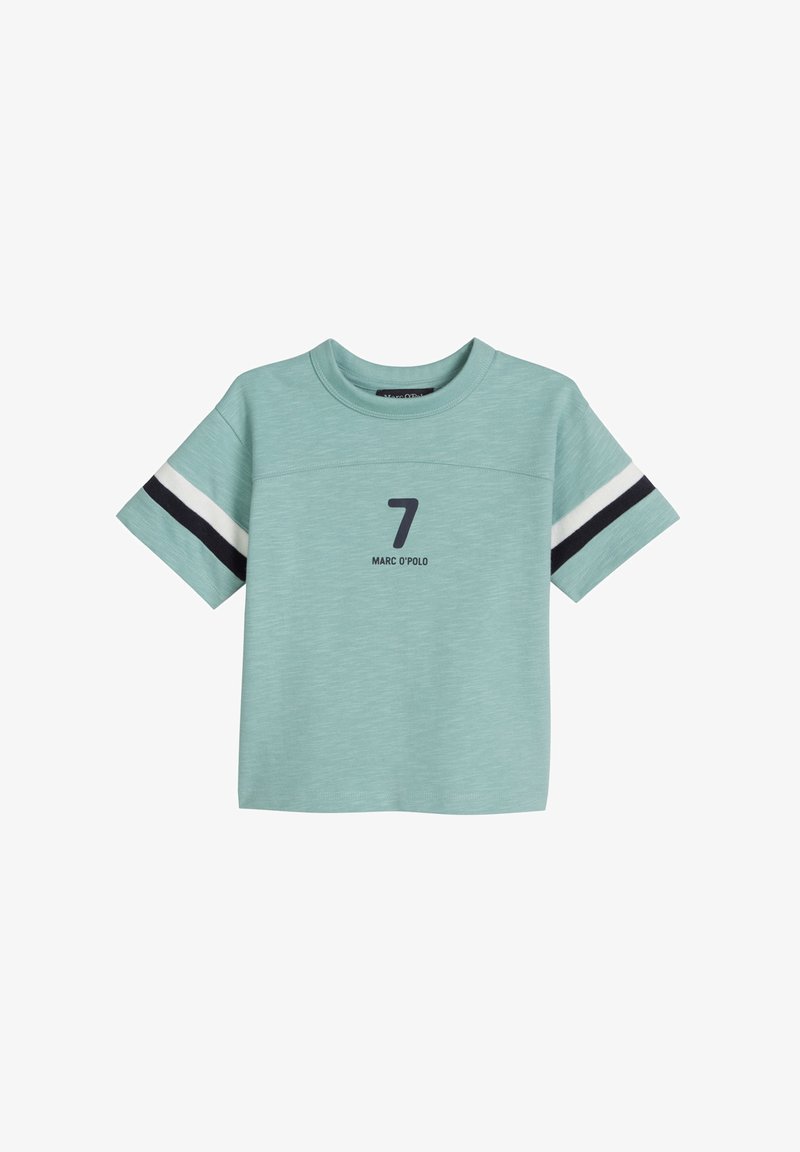 T-shirt à manches courtes vert clair avec des rayures noires et blanches sur les manches, arborant un grand numéro 7 et le texte "MARC O'POLO" sur la poitrine.