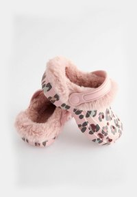 Sabots à imprimé léopard rose avec une doublure en peluche rose, dos fermé et sangle réglable. Les côtés présentent des trous de ventilation pour une meilleure respirabilité.