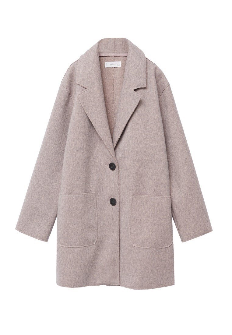 Jasnobeżowy, oversize płaszcz wykonany z miękkiej tkaniny, z kołnierzem z wcięciem, dwoma przednimi kieszeniami i dwoma czarnymi guzikami z przodu.