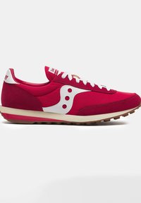 Scarpa sportiva rossa con upper in suede e mesh, accenti bianchi, design a strati, suola in gomma testurizzata e striscia a contrasto sulla linguetta.