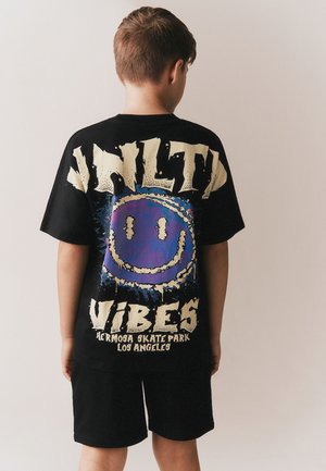 Next, REGULAR FIT - SHORT SLEEVE T-SHIRT AND SHORTS SET  . - Tepláky - black