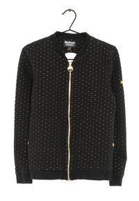 Černá prošívaná bunda na zip se zlatými detaily, žebrovaným límcem a lemem, s texturovaným vzorem a předními kapsami. Navrženo značkou Barbour.