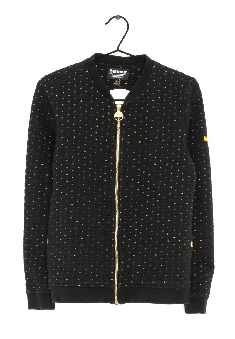 Černá prošívaná bunda na zip se zlatými detaily, žebrovaným límcem a lemem, s texturovaným vzorem a předními kapsami. Navrženo značkou Barbour.