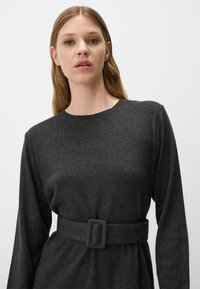 Robe longue à manches longues gris foncé en tissu doux, dotée d'une large ceinture avec une boucle rectangulaire, texture lisse et décolleté rond classique.