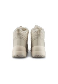 Beiga ankelstövlar gjorda av syntetiskt material med en foder av päls. Har en texturerad ovandel, dragflik och en tjock gummisula med greppmönster.