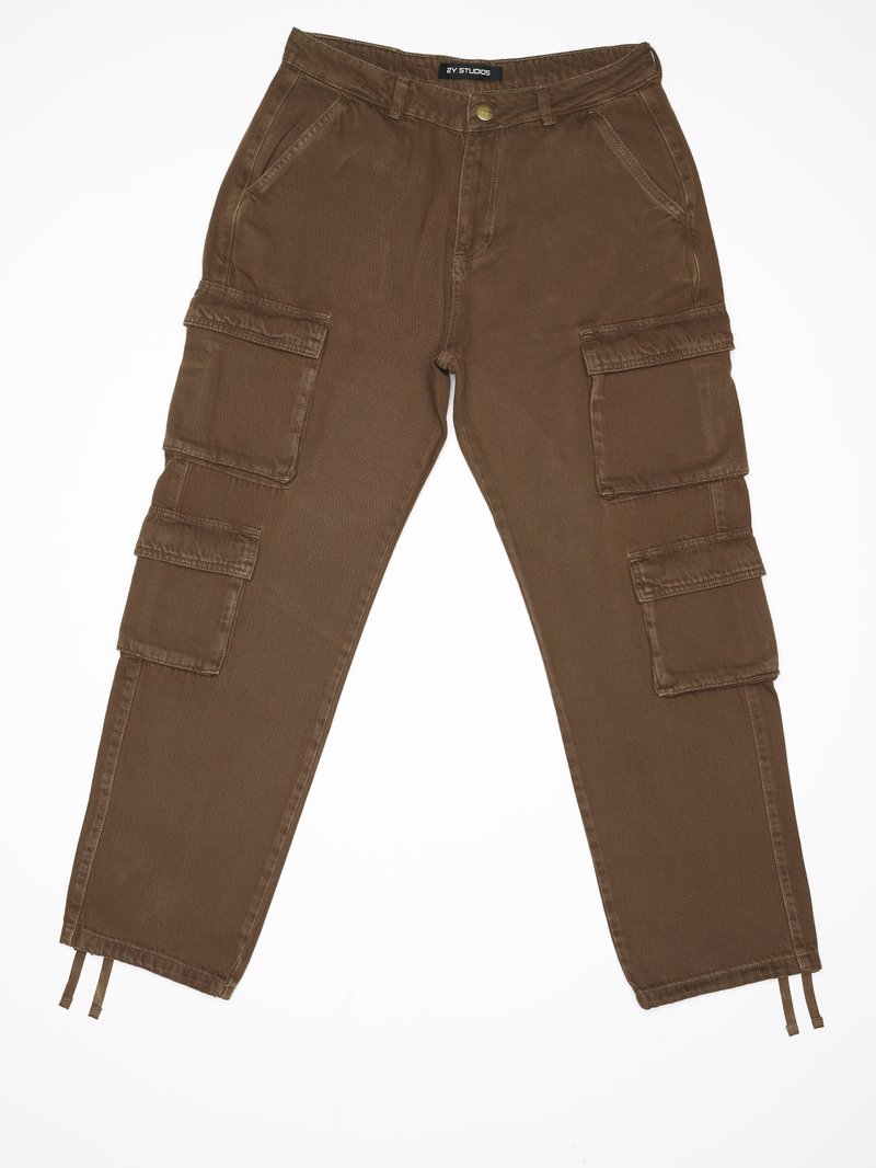Pantalones cargo marrones con múltiples bolsillos, confeccionados en una resistente tela de algodón. Cuentan con un cierre de botón y lazos ajustables en el dobladillo.