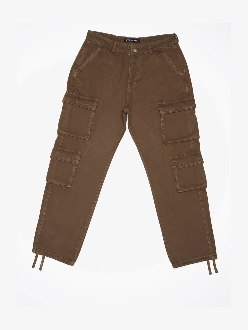 Smeđe cargo hlače s više džepova, izrađene od čvrste pamučne tkanine. Imaju zatvaranje na dugme i podesive vezice na rubu.