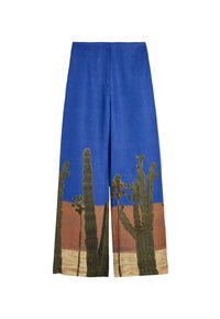 Niebieskie spodnie z nadrukiem kaktusa pustynnego, z szeroką nogawką i kontrastującymi brązowymi akcentami na dole. Wykonane z lekkiego materiału.