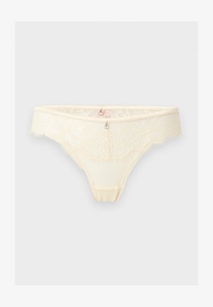 Bikinislip aus cremefarbener Spitze mit Blumenmustern und zwei kleinen silbernen dekorativen Anhängern in der Taillenmitte.