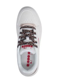 Sneaker bianca con lacci a stampa leopardata, colletto imbottito e logo rosso. Parte superiore in pelle liscia e suola in gomma. Design low-top.