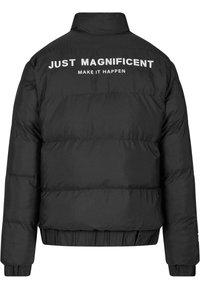 Jachetă puffer neagră cu o siluetă cropped, prezintă panouri cusute și un guler înalt. Textul de pe spate spune "DOAR MAGNIFIC! FACEȚI-L SĂ SE ÎNTÂMPLĂ."