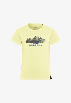 T-shirt jaune clair avec illustration de montagne, arbres, tente et texte "Nature's Nomads" sur le devant, logo Jack Wolfskin à l'intérieur du col.