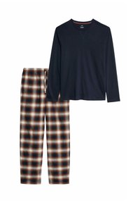 Maglia a maniche lunghe blu navy con scollatura a V abbinata a pantaloni da pigiama a quadri marroni e crema, dotati di una vita elastica e cordoncino.