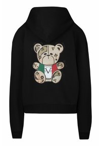 Schwarze, verkürzte Kapuzenjacke mit einem Cartoon-Bären-Motiv, das mehrfarbige Muster und ein italienisches Flaggendesign auf dem Hemd des Bären zeigt.