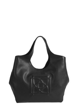 Schwarze Ledertasche mit glatter Textur und einem auffälligen, geprägten geometrischen Muster auf der Vorderseite. Verfügt über breite Schulterriemen.