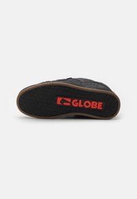 Globe FUSION - Skate shoes - black/red