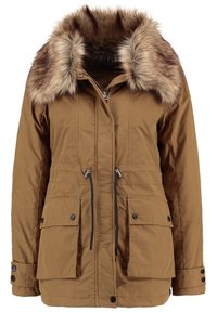 Brun vadderad jacka med fuskpälskrage, dragkedja framtill, midja med dragsko och två stora framfickor. Har knäppta ärmslut.