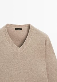 Beige sweater i uldblanding med V-udskæring, ribbet krave og glat tekstur. Har en mærkat med "Massimo Dutti"-branding.