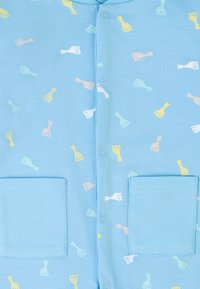Camicia button-up azzurro chiaro con un motivo di piccoli design a spatola in colori pastello. Include due tasche frontali. Tessuto morbido e textured.