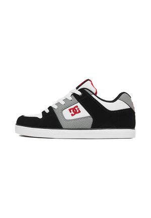 Niskie sneakersy z czarnymi, białymi i szarymi panelami, białymi sznurowadłami, czerwonym logo po boku i białą gumową podeszwą.