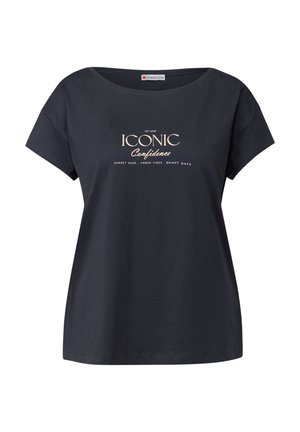 Donker marineblauw katoenen t-shirt met een brede halslijn en korte mouwen, met crèmekleurige tekst die "ICONIC Confidence" en verwante uitspraken weergeeft.