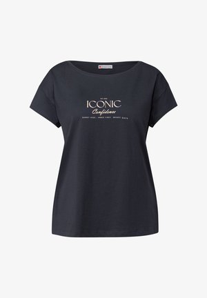 T-paita tummansinisestä puuvillasta, jossa on leveä pääntie ja lyhyet hihat. Paidassa on vaalean beige teksti, jossa lukee "IKONINEN Itseluottamus" ja muita siihen liittyviä lauseita.