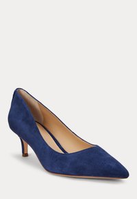 Tumesinist sametist madala kontsaga kingad terava varba ja beežika sisevoodriga, vaadatuna küljelt valgel taustal.