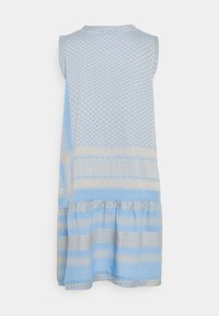 Ärmelloses, hellblaues Kleid mit verschiedenen Texturen und Mustern, das einen Rüschensaum und geometrische Designs in Beigetönen aufweist.