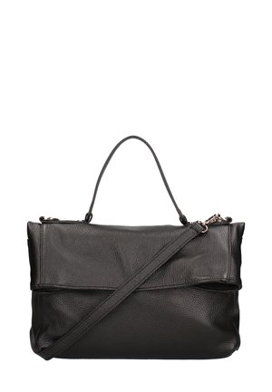 Borsa a mano in pelle nera con finitura testurizzata, dotata di manico superiore e tracolla removibile, pattina pieghevole e dettagli in metallo argentato.