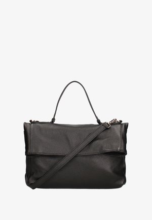 Borsa a mano in pelle nera con finitura testurizzata, dotata di manico superiore e tracolla removibile, pattina pieghevole e dettagli in metallo argentato.
