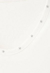Top bianco a maniche corte con scollo a giro decorato da piccoli dettagli di stelle d'argento lungo il bordo. Tessuto morbido e liscio.
