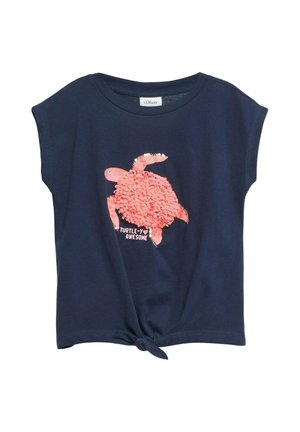 Marineblaues Kurzarm-Top mit geknotetem Saum und korallenfarbigem, strukturiertem Schildkröten-Design mit dem Text „Turtle-y Awesome“ vorne.