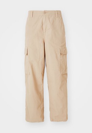 Pantalones cargo beige con un corte relajado, hechos de una tela ligera, que cuentan con dos bolsillos laterales de carga y un cierre de botón en la cintura.