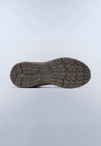 Suela de zapato de goma en verde terroso con patrones de agarre gruesos y multidireccionales y protuberancias elevadas. Presenta una superficie inferior texturizada y duradera.