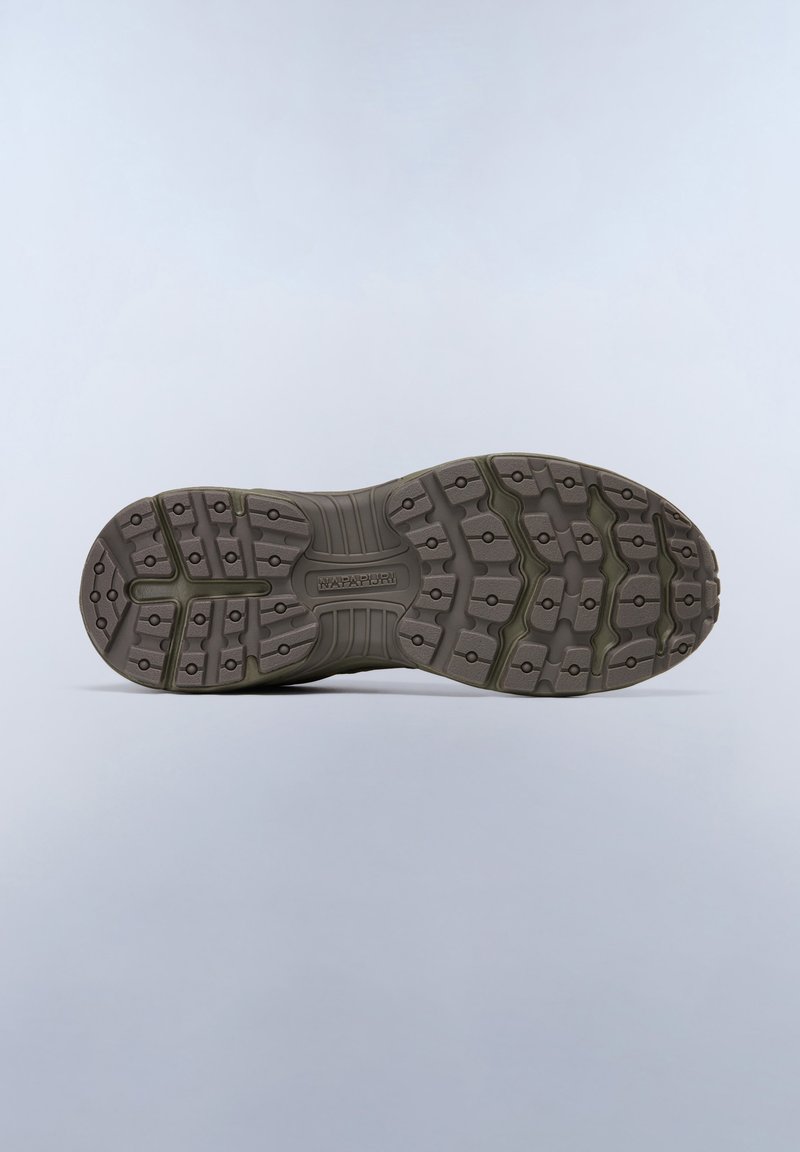 Gummisohle in erdigem Grün mit dicken, multidirektionalen Grip-Mustern und erhöhten Noppen. Verfügt über eine langlebige, strukturierte Unterseite.