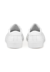 Hvide sneakers med en glat læderoverdel, rund tå, polstret krave og struktureret gummisål. Minimalistisk design uden synlig branding.