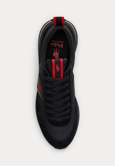 Must Polo Ralph Laureni tossu punase logoga ja triipudega, mustade lukkudega ning kanna tagant tõmbamiseks mõeldud aasaga, vaadatuna ülalt.