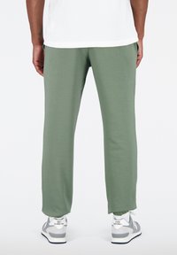 New Balance ESSENTIALS STACKED LOGO  - Pantalones deportivos - deep olive green