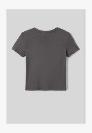 T-shirt gris à manches courtes en tissu doux. Présente un col rond et un design simple, court avec des coutures nettes.