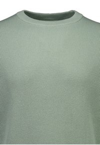 Jasnozielony prążkowany sweter z okrągłym dekoltem, z teksturowanym wzorem dzianiny i miękkim wykończeniem tkaniny.