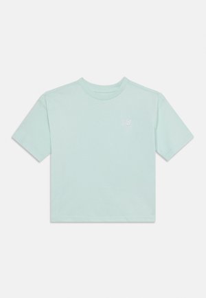 Ανοιχτό μπλε κοντομάνικο μπλουζάκι με στρογγυλή λαιμόκοψη και μικρό λευκό λογότυπο New Balance στο αριστερό μέρος του στήθους.