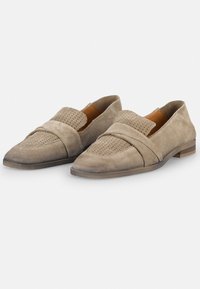 Zapatos de ante tipo slip-on en un color taupe claro, con una banda perforada en la parte delantera, punta afilada y un tacón bajo de madera.