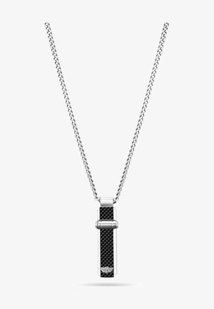 Silberne Kettenhalskette mit einem rechteckigen Anhänger, der ein schwarzes Carbonfaserzentrum und silberne Hardware-Akzente aufweist.