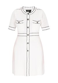Weißes Strickkleid mit kurzen Ärmeln, schwarzen Nähten, zwei Brusttaschen und dekorativen Knöpfen. Strukturierter Stoffakzent überall.